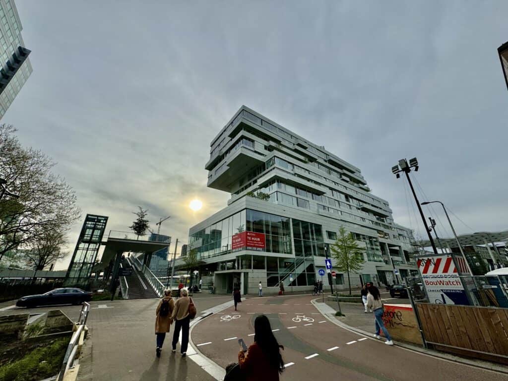 Bij het Stationsplein en aan de voet van Moreelsebrug een zicht op onze grote zaal