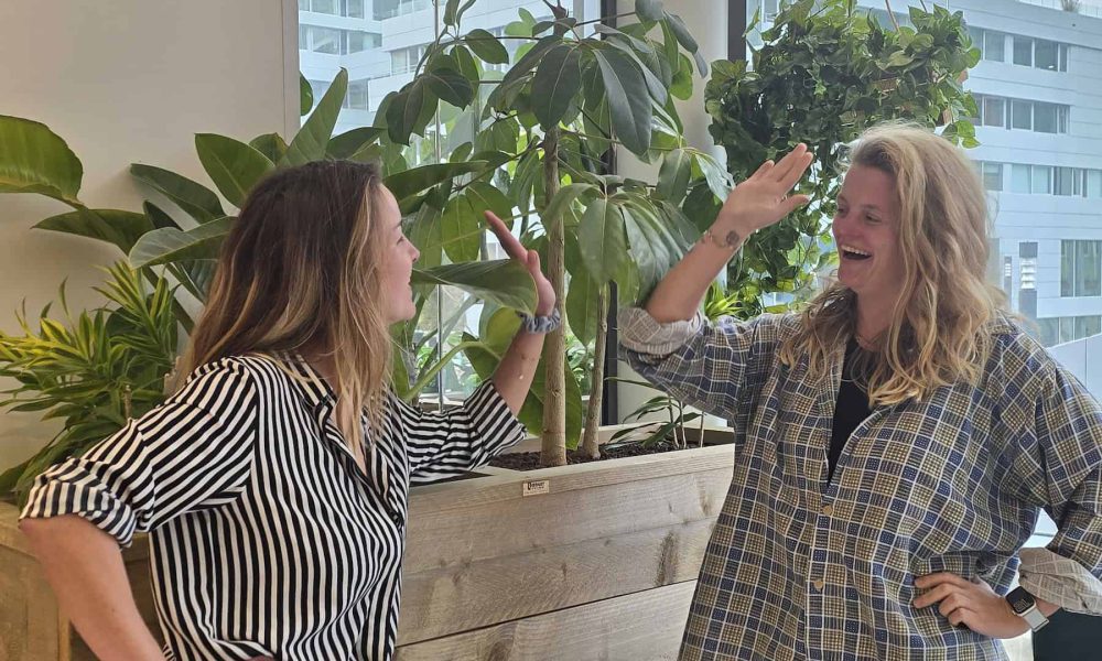 Noortje en Tessa Space to Create - high five